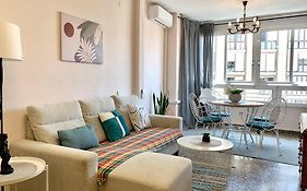 Centrally-Located, Spacious Flat At Historic Centre & Short Walk To Beach