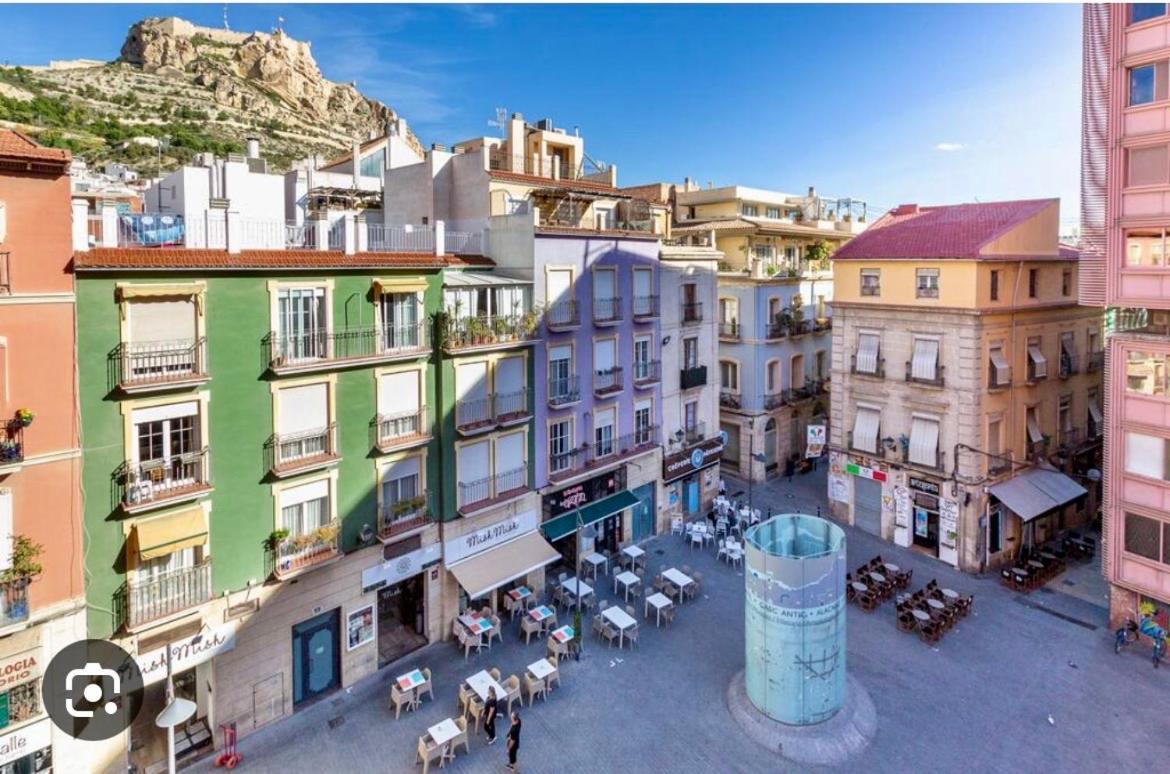 Centrally-Located, Spacious Flat At Historic Centre & Short Walk To Beach Alicante Kültér fotó