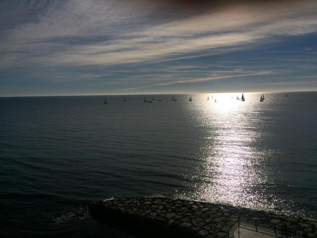 Centrally-Located, Spacious Flat At Historic Centre & Short Walk To Beach Alicante Kültér fotó