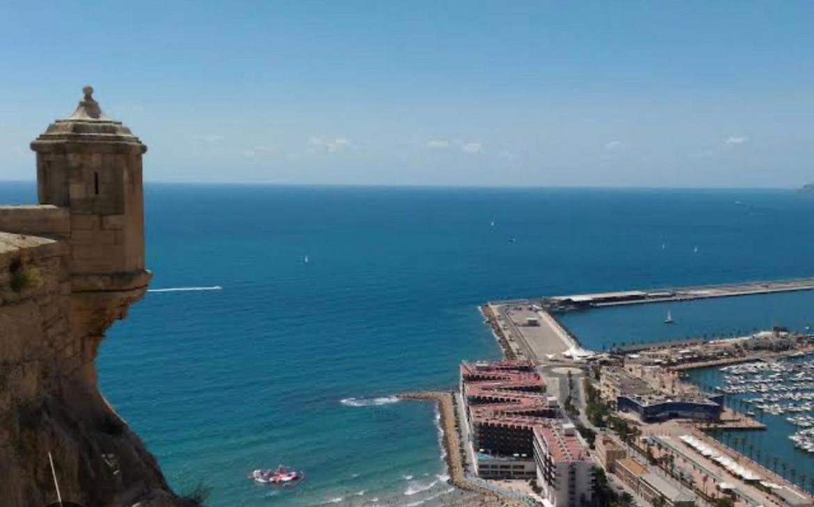 Centrally-Located, Spacious Flat At Historic Centre & Short Walk To Beach Alicante Kültér fotó
