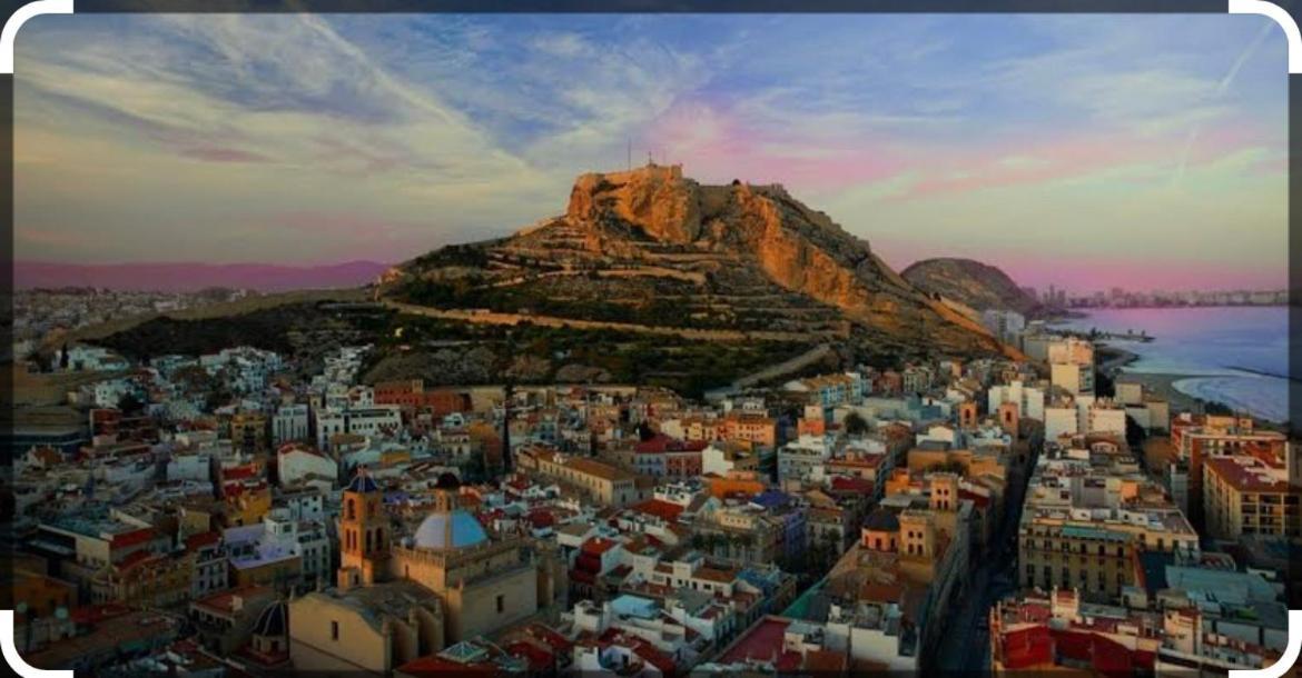 Centrally-Located, Spacious Flat At Historic Centre & Short Walk To Beach Alicante Kültér fotó