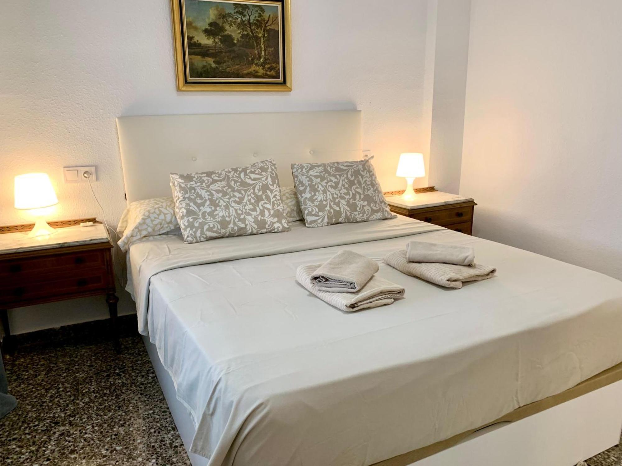 Centrally-Located, Spacious Flat At Historic Centre & Short Walk To Beach Alicante Kültér fotó