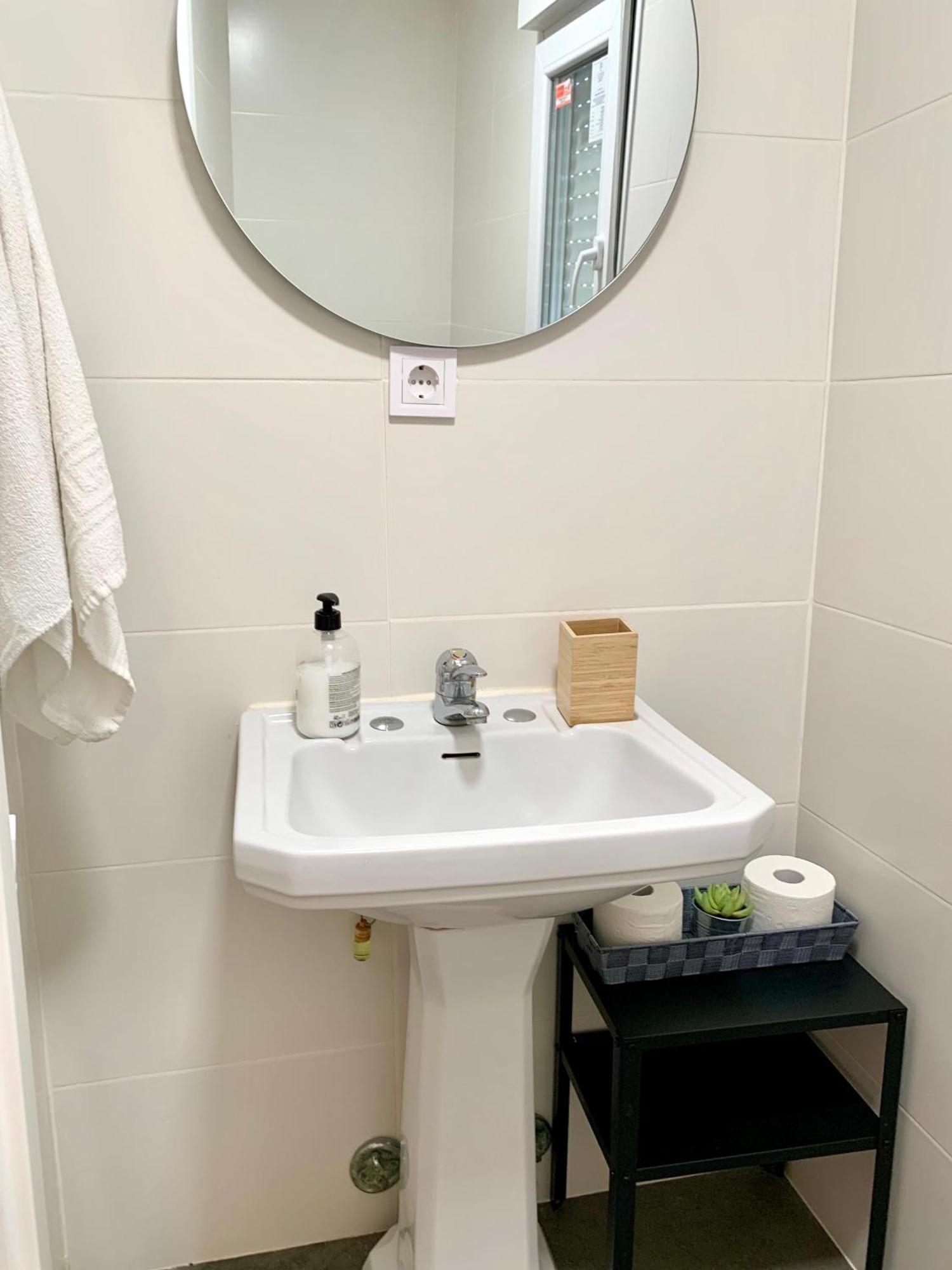 Centrally-Located, Spacious Flat At Historic Centre & Short Walk To Beach Alicante Kültér fotó