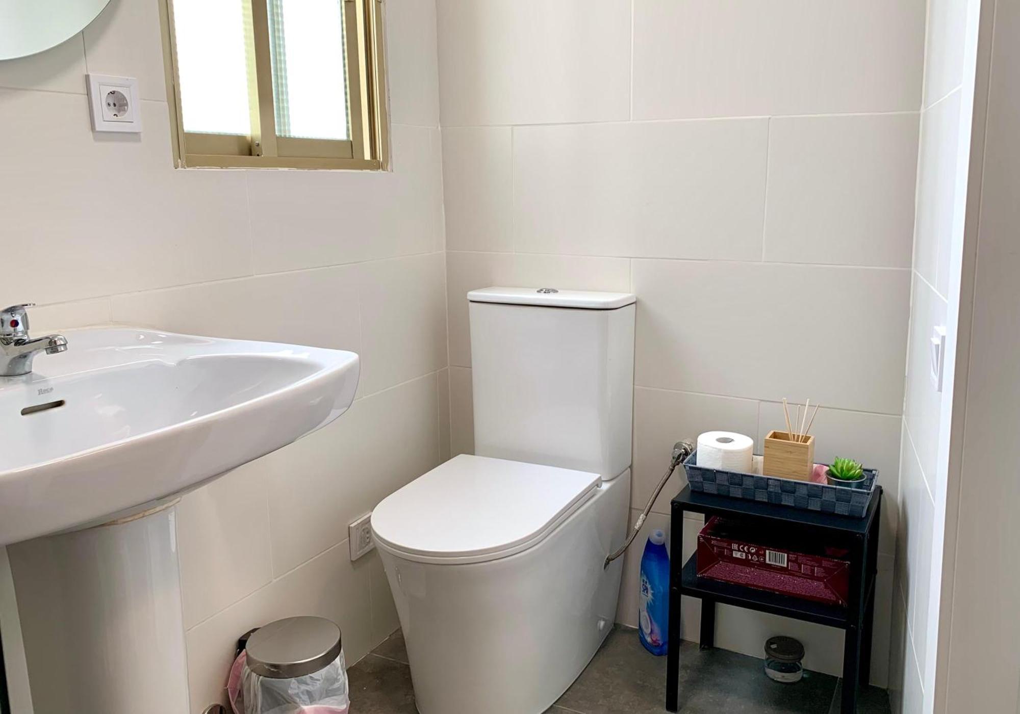 Centrally-Located, Spacious Flat At Historic Centre & Short Walk To Beach Alicante Kültér fotó