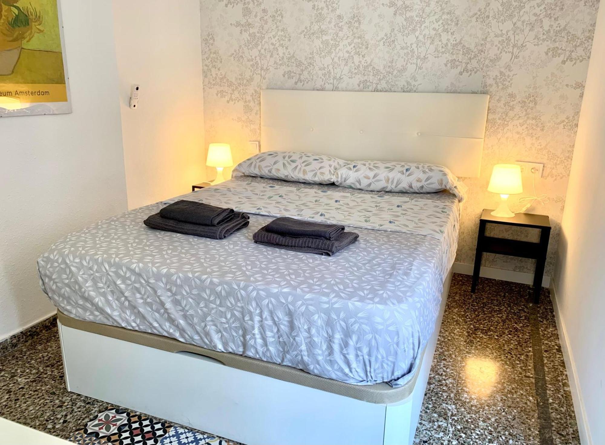 Centrally-Located, Spacious Flat At Historic Centre & Short Walk To Beach Alicante Kültér fotó