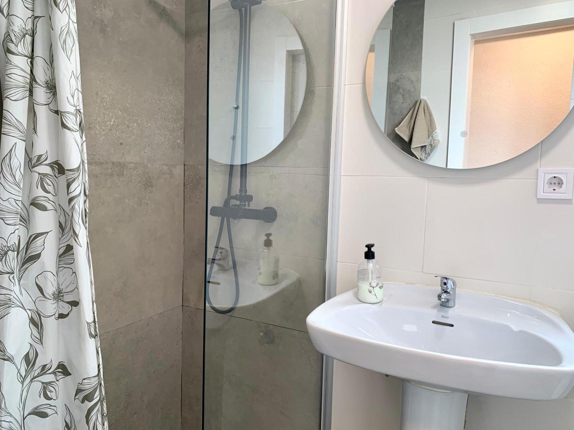 Centrally-Located, Spacious Flat At Historic Centre & Short Walk To Beach Alicante Kültér fotó