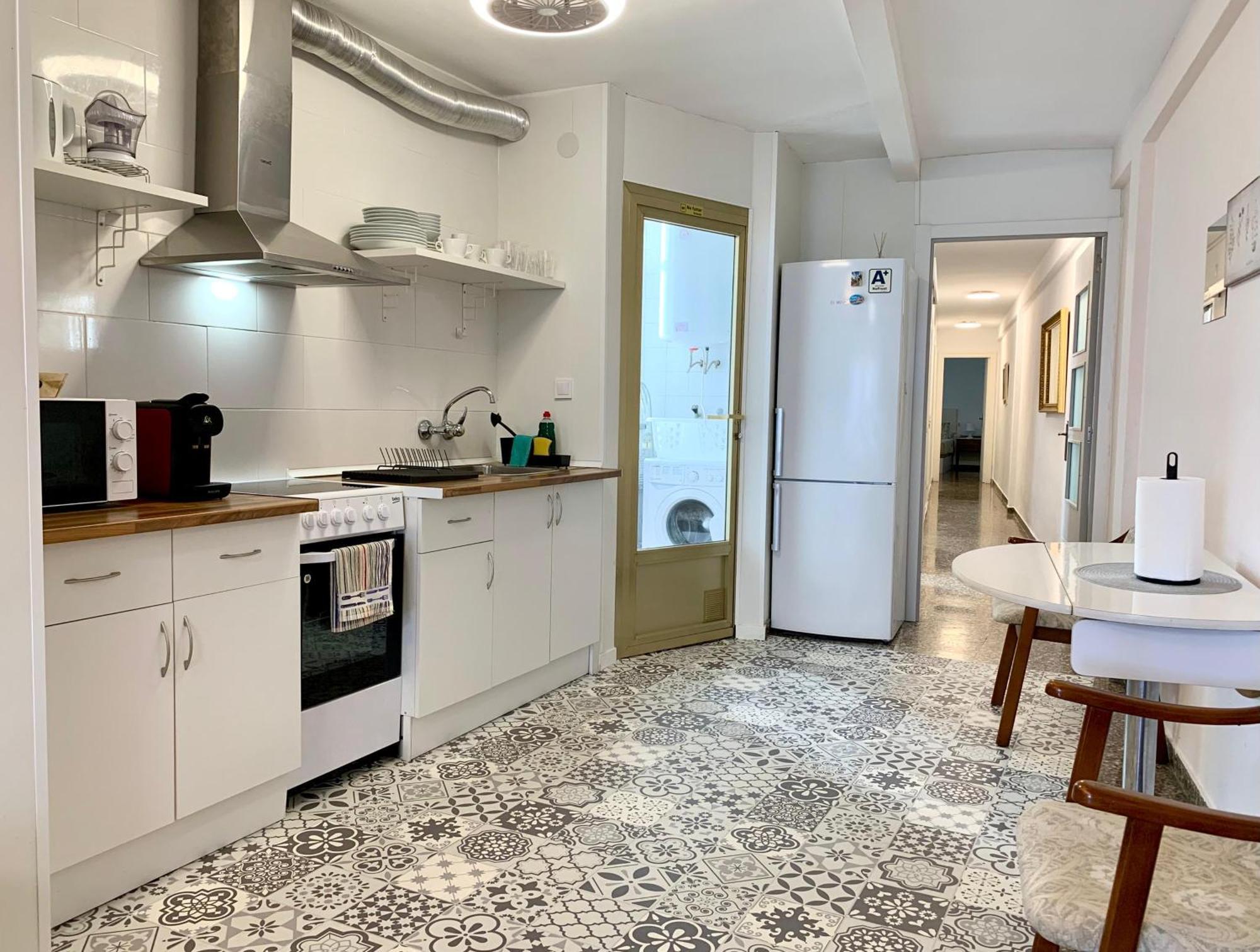 Centrally-Located, Spacious Flat At Historic Centre & Short Walk To Beach Alicante Kültér fotó
