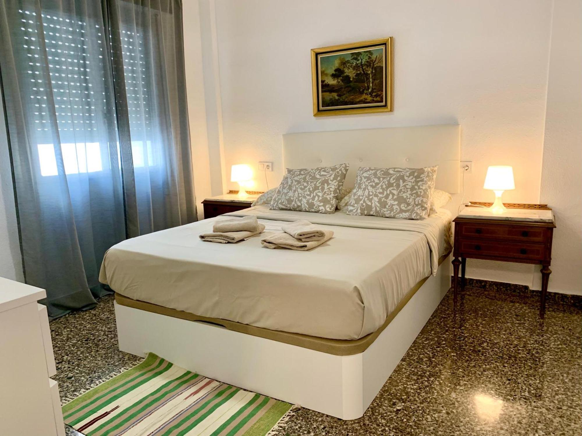 Centrally-Located, Spacious Flat At Historic Centre & Short Walk To Beach Alicante Kültér fotó