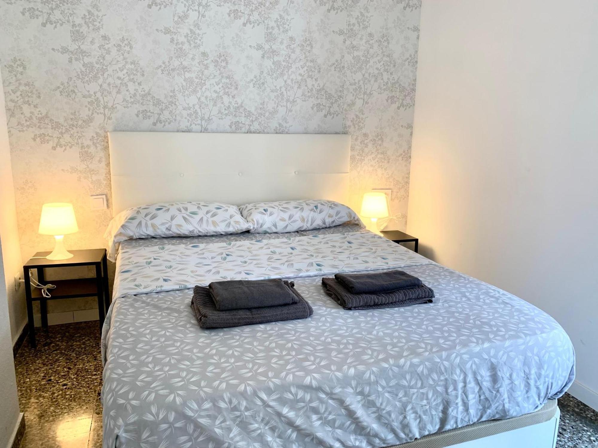 Centrally-Located, Spacious Flat At Historic Centre & Short Walk To Beach Alicante Kültér fotó